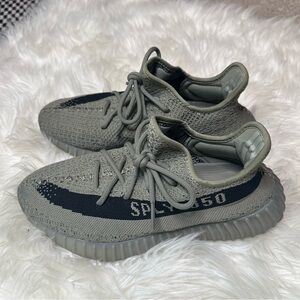 Yeezy 350 Men’s 7.5 Women’s 9.0